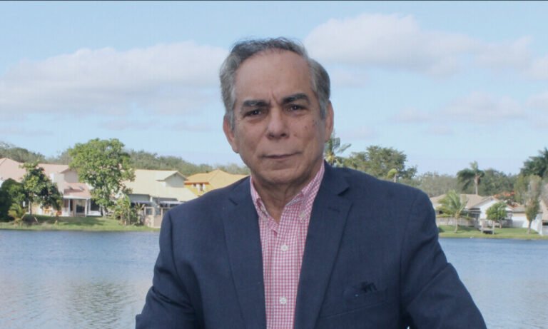 Retrato de Luis Zaensi junto a un lago