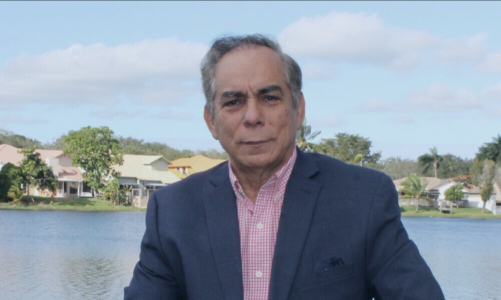 Luis Zaensi junto a un lago