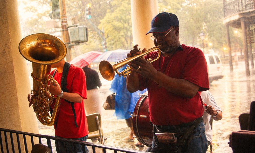 Músicos de jazz junto al Café du Monde, Nueva Orleans