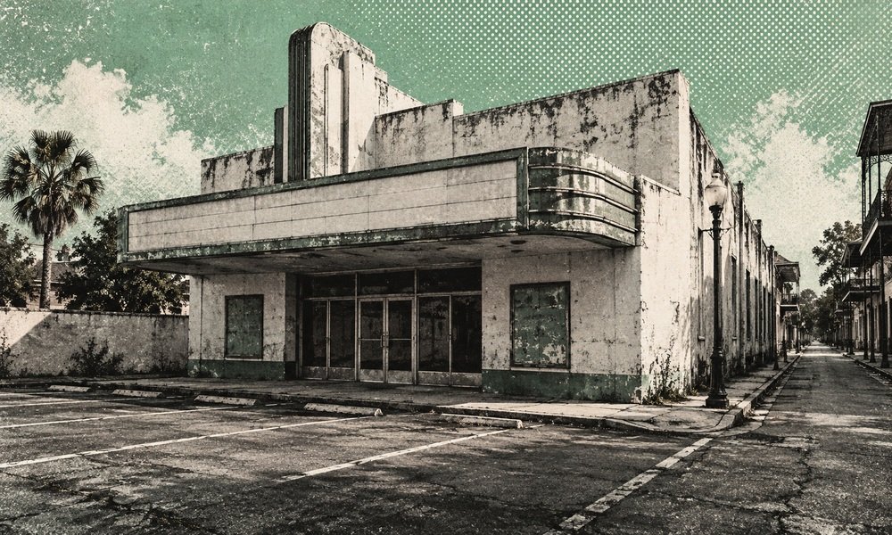 Cine de barrio cerrado y estacionamiento vacío