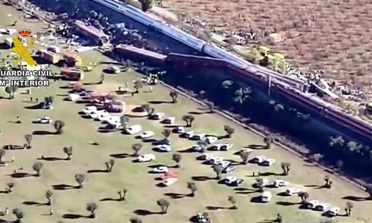 Vista aérea del accidente ferroviario de Urda, Toledo, y del despliegue de emergencias, 28 de octubre de 2026